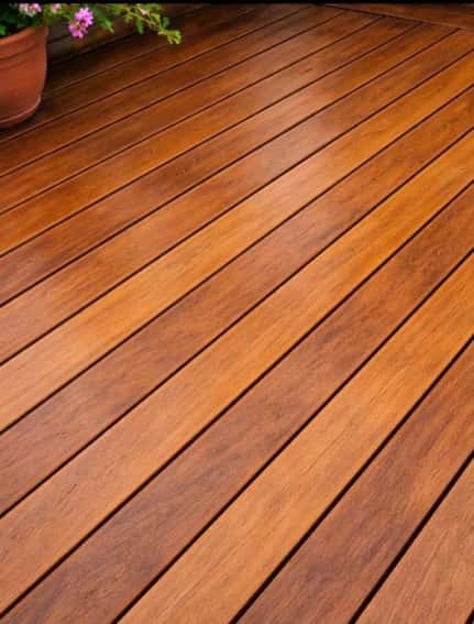 Nachher: Frisch aufbereitetes Bankirai-Holzdeck mit warmer Holzoptik