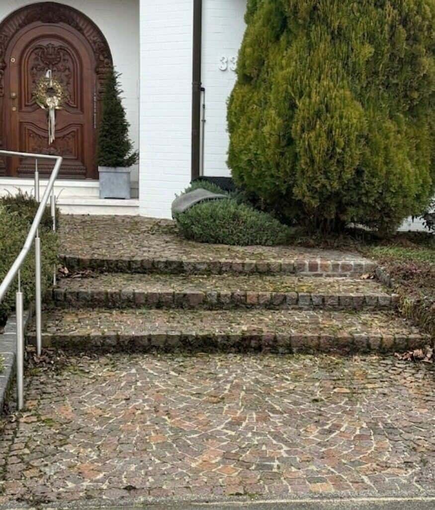 Vorher: Steintreppe und Pflasterung vor der Sanierung