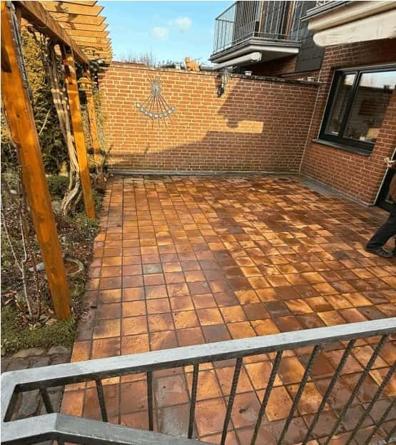 Vorher: Alte, verwitterte Terrassenplatten vor der Erneuerung